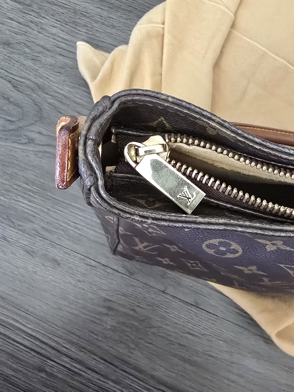 Louis Vuitton Vintage Looping GM Shoulder Bag - Picture 5 of 16
